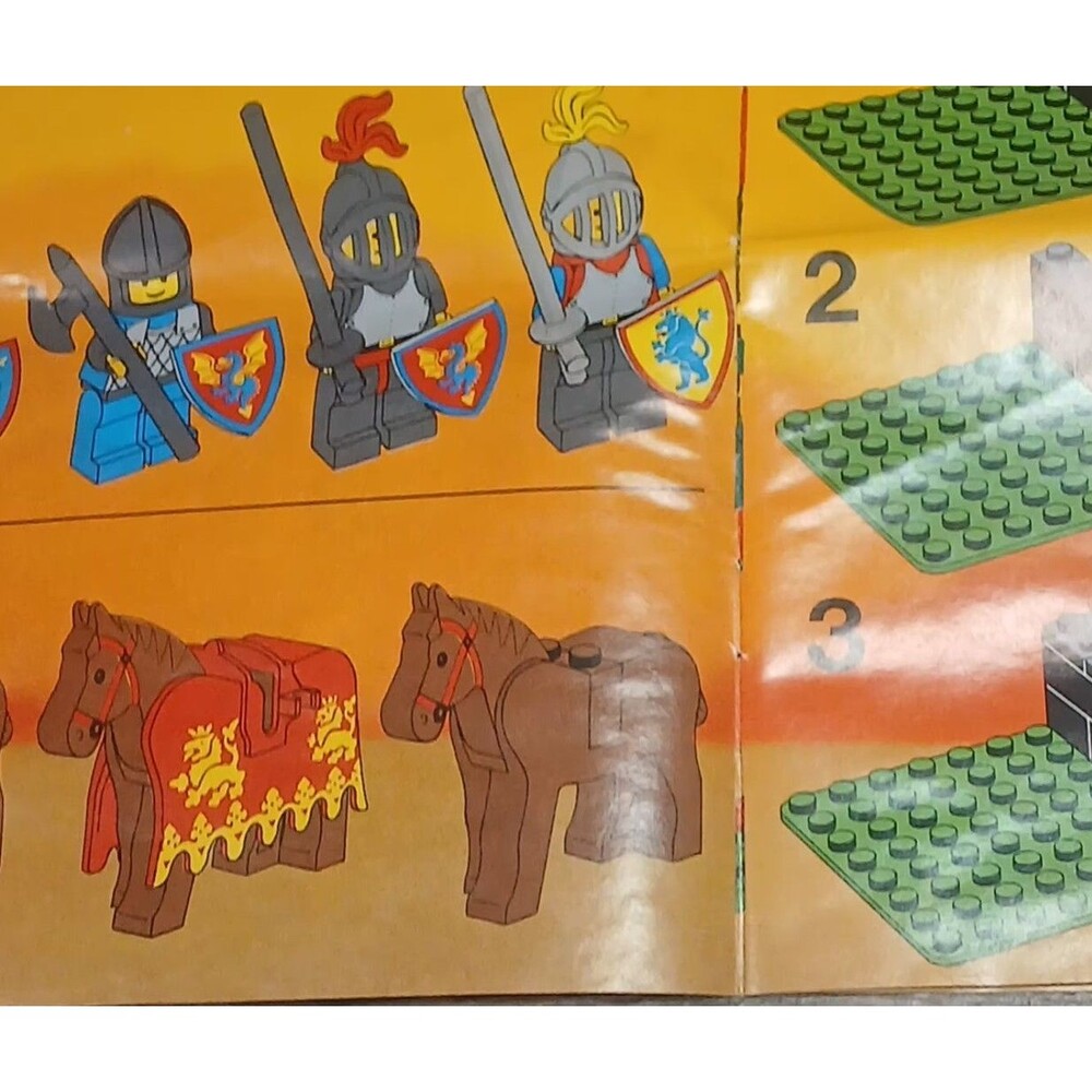 LEGO Red Horse Barding Yellow Lion Ruffled Edge 2490px3 Vintage Castle 6060 - Picture 3 of 8